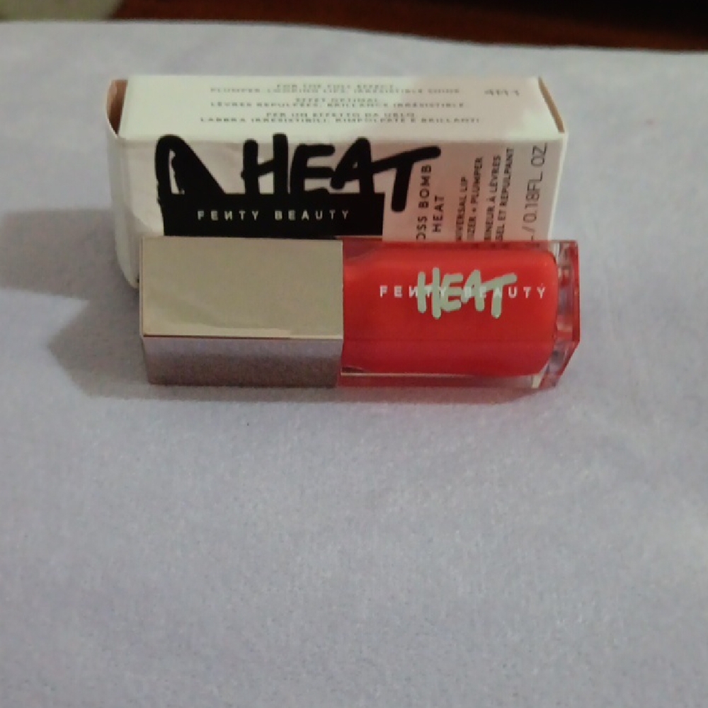 Fenty Beauty Gloss Bomb Heat - Hot Cherry 01 🍒 - Picture 4 of 4